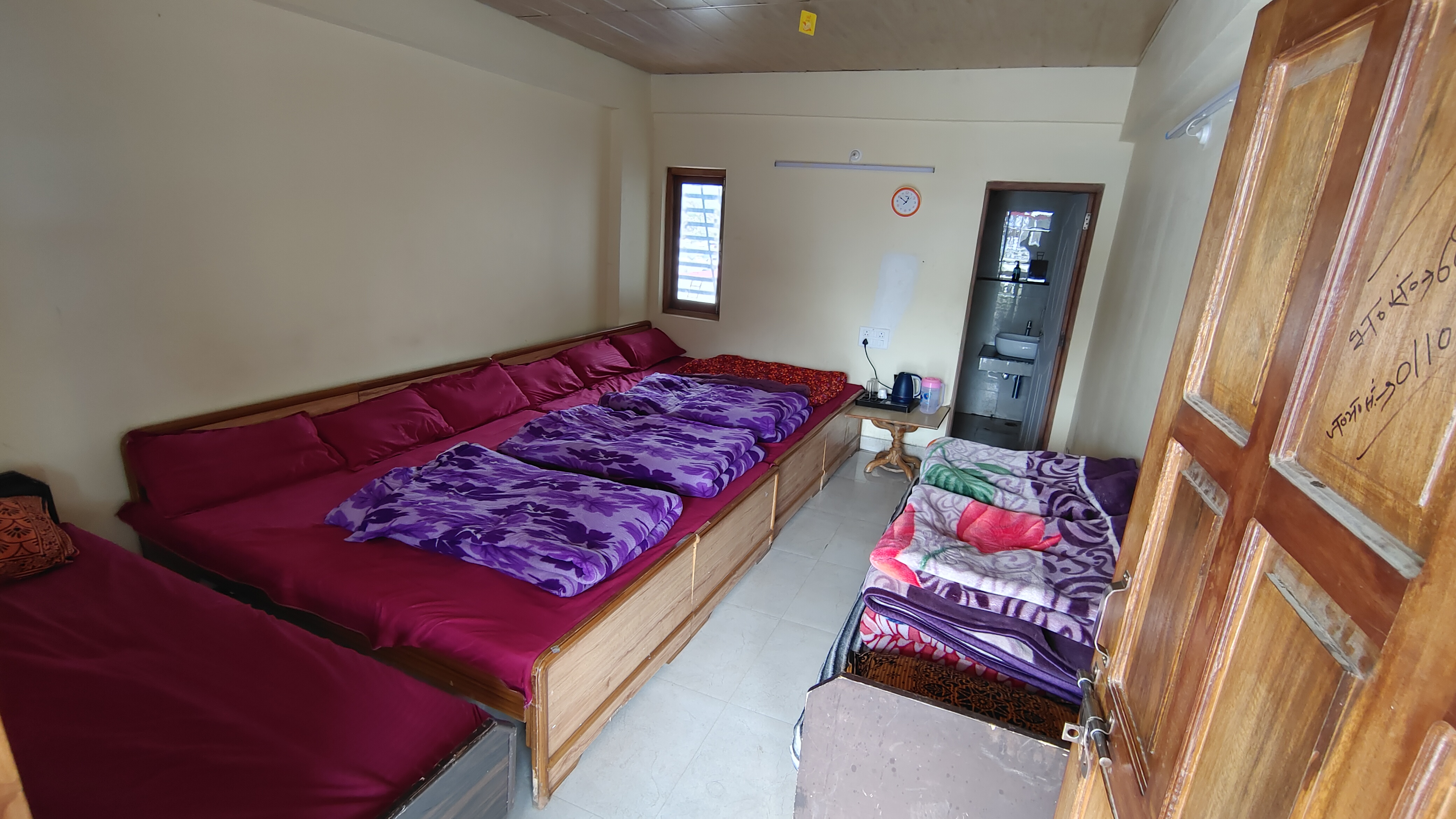 Spacious 6-bed room for groups with panoramic mountain view
